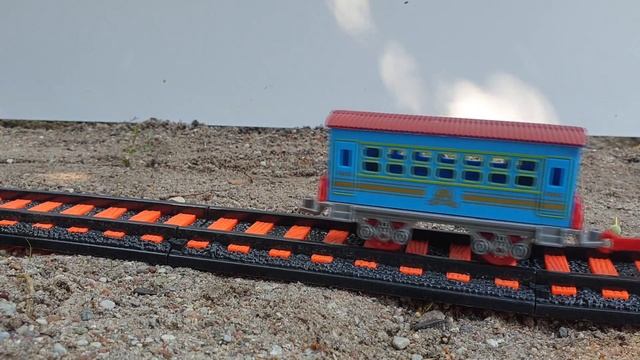 Поезд врезается в камни - для детей смотреть онлайн