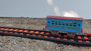 Поезд врезается в камни - для детей