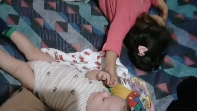 Valentina da pico a Dante mientras miran tv смотреть онлайн