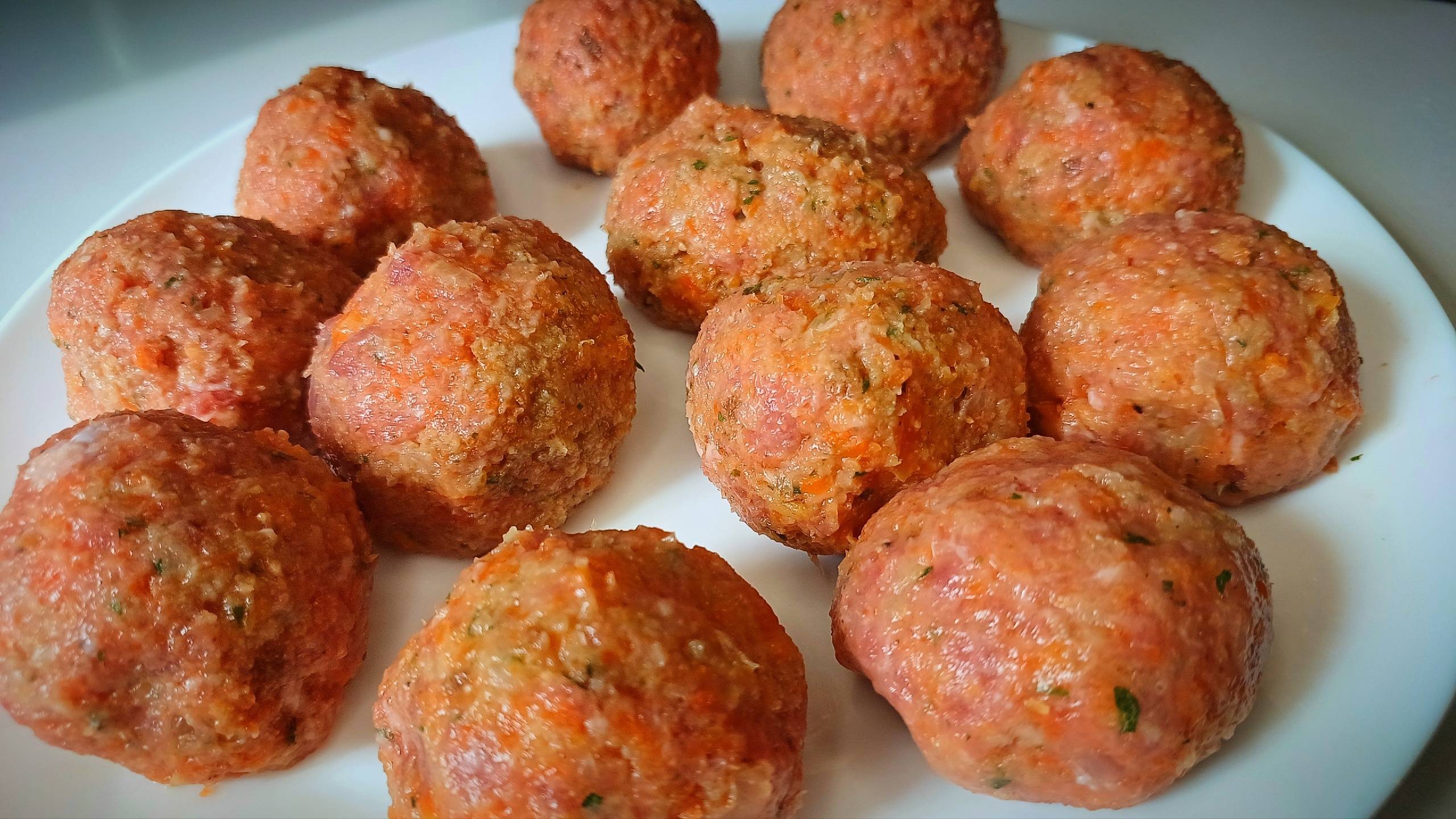 Мясные колобки в соусе. Сочное и аппетитное блюдо. Бюджетный рецепт для вашего стола. смотреть онлайн