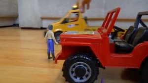 Спущенная шина спасает машину Видео для детей