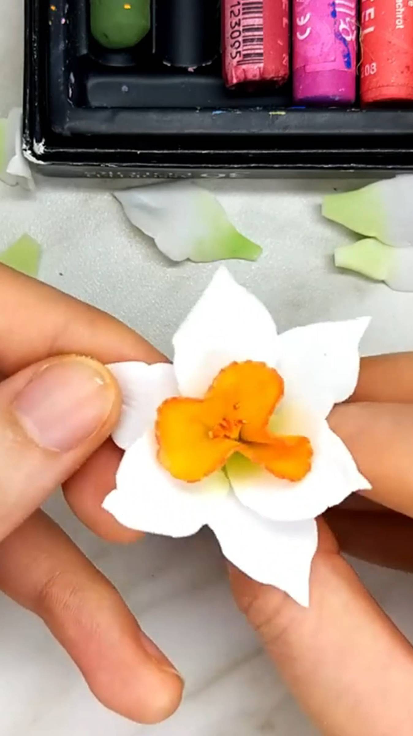 Небольшой мастер-класс по созданию нарциссов из фоамирана 💛 смотреть онлайн