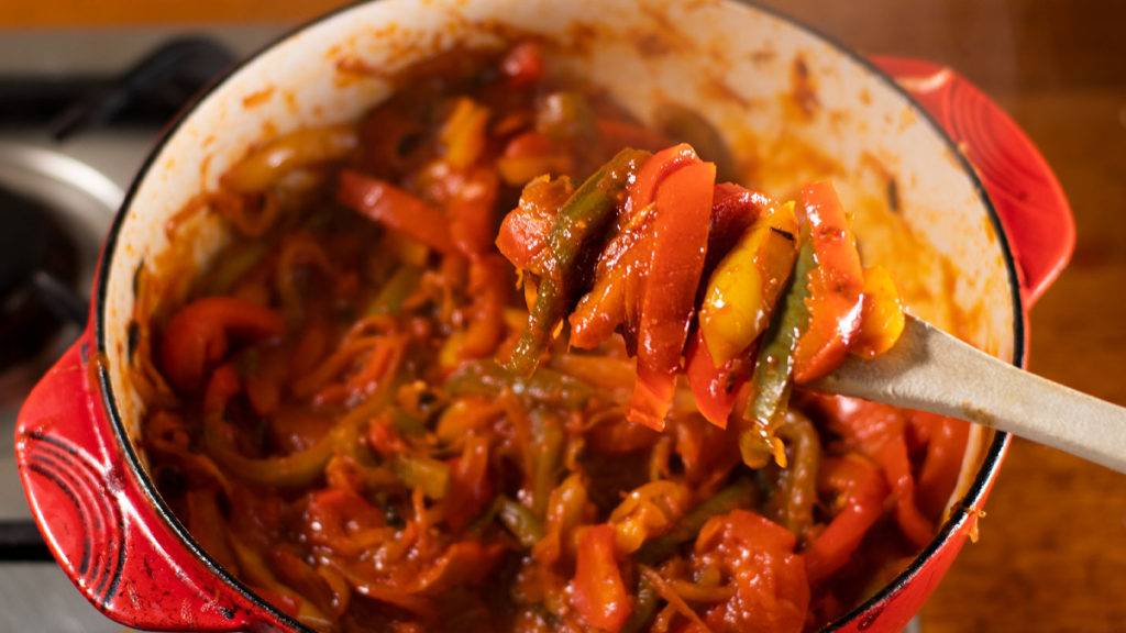 Рагу из перцев к пасте или тостам смотреть онлайн