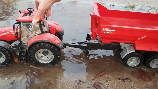 Игрушечный трактор помогает маленьким машинкам и перевозит их через глубокую лужу - для детей смотреть онлайн