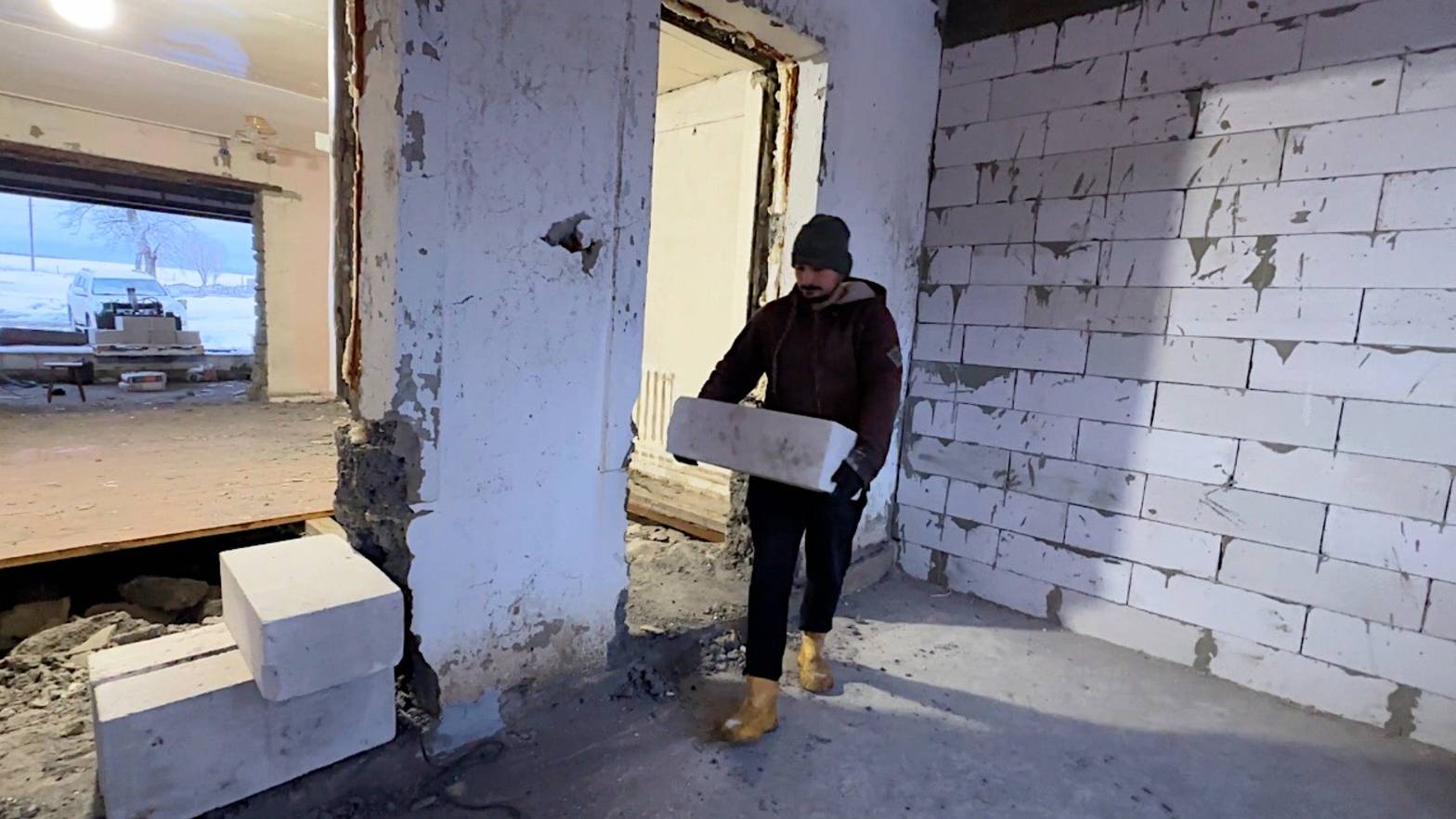 Пришло время строить стены. Ремонт в доме продолжается. Привезли работу на дом. Жизнь простых людей. смотреть онлайн