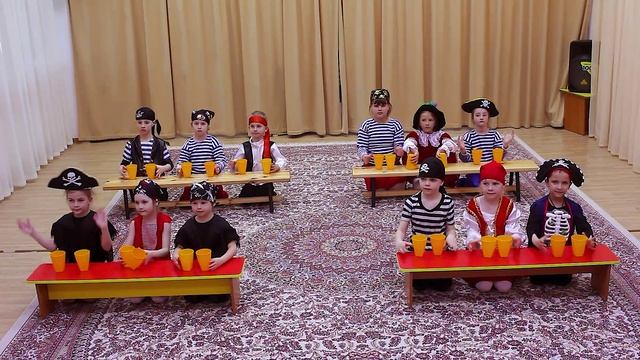 Оркестр со стаканчиками "Корабль по морю плывёт" смотреть онлайн