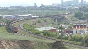 Грузовые поезда РЖД на скорости в Красноярске летом | Железная дорога