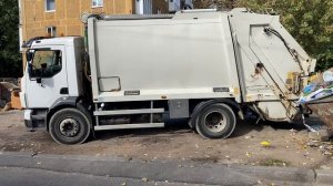 Как мусоровоз опустошает большие баки с мусором