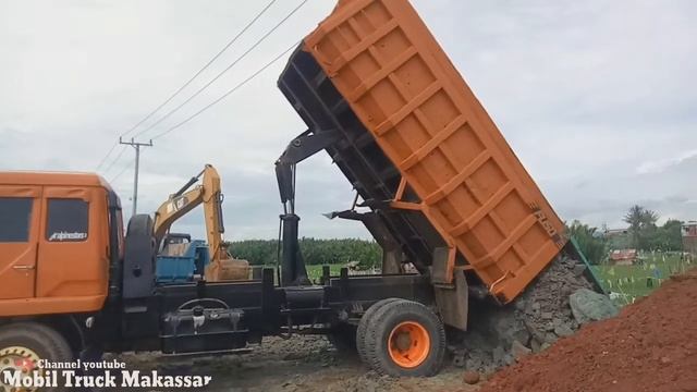 MOBIL TRUK FUSO SI OREN MUATAN OVERLOAD TANAH CADAS JOMPLANG DI JALAN BETON. смотреть онлайн