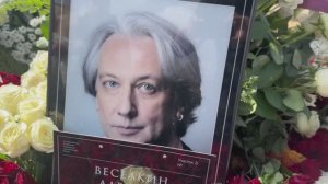 МОГИЛА АЛЕКСЕЯ ВЕСЁЛКИНА УТОПАЕТ В ЦВЕТАХ | РЯДОМ МОГИЛЫ ГОЛУБКИНОЙ И ДОБРОВОЛЬСКОЙ | ТРОЕКУРОВСКОЕ