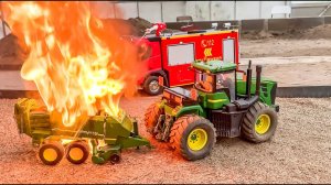 Мега-тракторы и радиоуправляемые грузовики на мини-ферме: пресс-подборщик сена в огне!