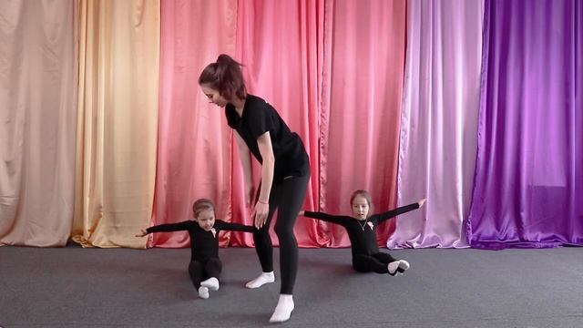 Уголок с разведением ног смотреть онлайн