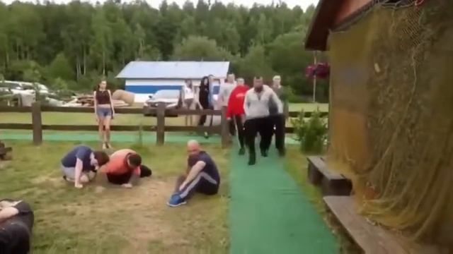 Пришли и сразу получили по сапатки. смотреть онлайн