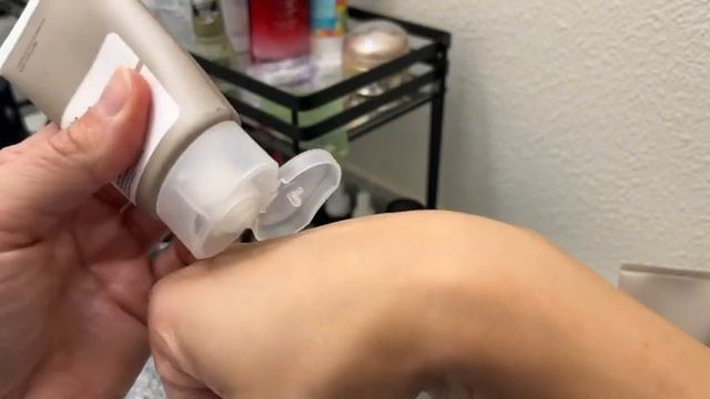 The Ordinary Facial Treatment Includes Vitamin C Cream Hyaluronic Acid Serum and Niacinamide Serum смотреть онлайн