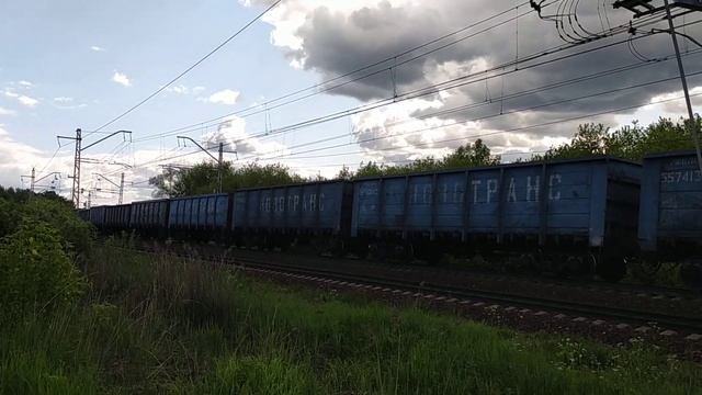Электровоз ВЛ11М-404А/406 с грузовым поездом, электропоезд ЭД4М-0156 станция Яхрома 6.06.2023 смотреть онлайн