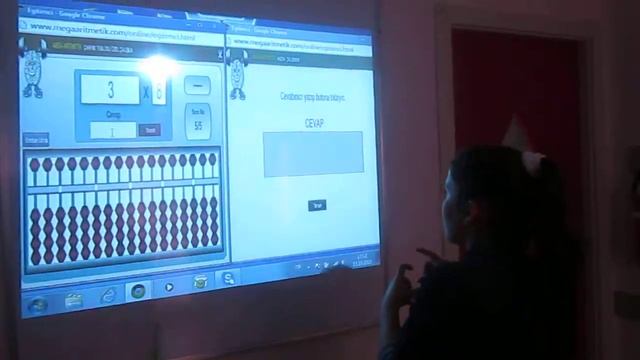 Учащаяся параллельно выполняет умножение левый экран и сложение правый экран смотреть онлайн