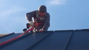 Монтаж опор под конёк Grand Line Клик-фальц Про: работы на скате с уклоном 45°!