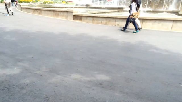 Уборка мусора у замка Сфорцо смотреть онлайн