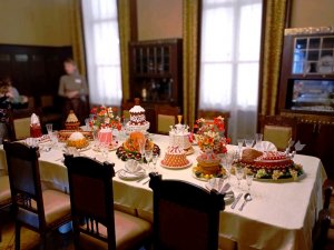 моем голову и делаем порядок дома и за собой и новерно гуляем с подругой