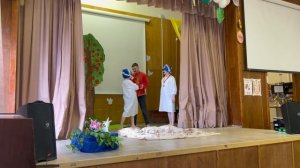 Школьный спектакль: "Как один мужик двух генералов прокормил".