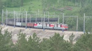 Двойной грузовой поезд РЖД с полувагонами (123 штуки) на Транссибе летом | Железная дорога