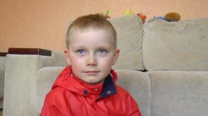 Играем в пожарного и тушим игрушечную машинку на колесах