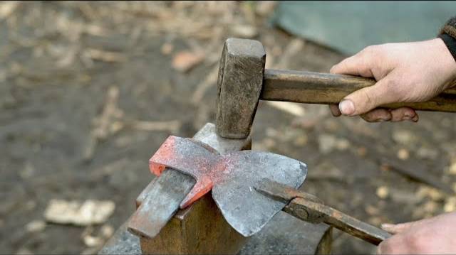 Кузнечное дело - изготовление русского топора из стали С45 смотреть онлайн