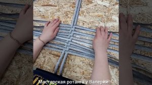 Бесплатный мастер-класс.
Как сплести из полиротанга сумочку - котомочку 1 часть .mp4