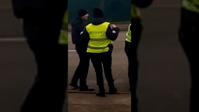 Кривой Рог Полиции работают красивые девушки мужики неогорчайте их! смотреть онлайн