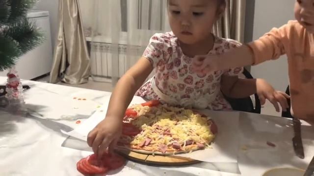 Как приготовить пиццу маленькой девочке 👸 смотреть онлайн