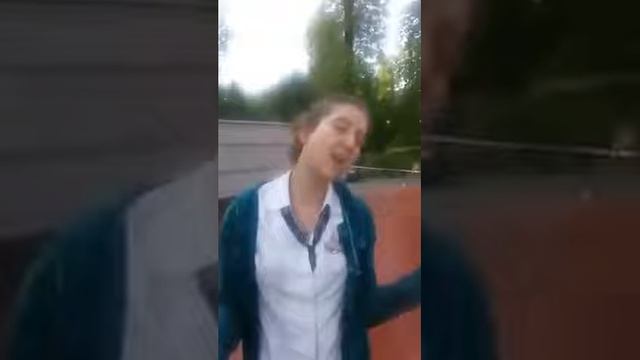 Биз кутмагандик рус киз узбекча кушик айтди.кани битта класс хамма курсин