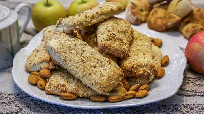 Язычки с орехами из теста на кефире