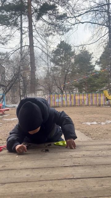 Володя играет на площадке в детском саду. Володе 3,8 года смотреть онлайн