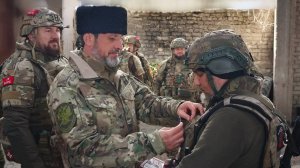 Награждение бойцов добровольческого казачьего батальона БАРС-15 «Ермак» на передовой