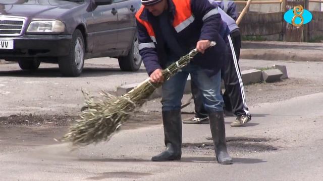 Улицы города убирают от зимней грязи. Քաղաքի փողոցները մաքրվում են կուտակված կեղտից смотреть онлайн