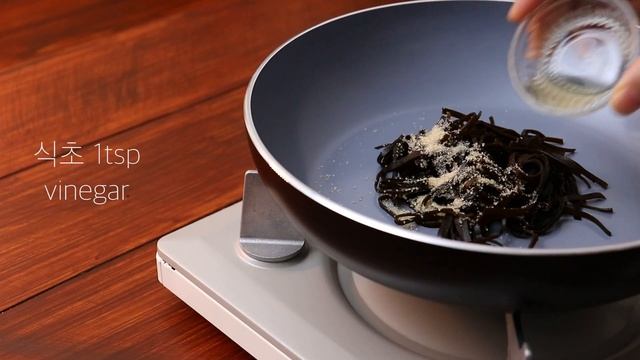 감칠맛이 진한 동글납작 주먹밥 🍙 맛있어서 다시 찾게되고 버릴 것 하나 없는 쯔유, 시오콘부, 오니기리 :: Tsuyu, Shiokonbu, and Onigiri смотреть онлайн