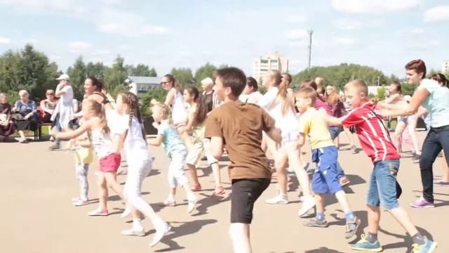 Выступление танцевальной группы "Сherry Dance" в парке Победы смотреть онлайн