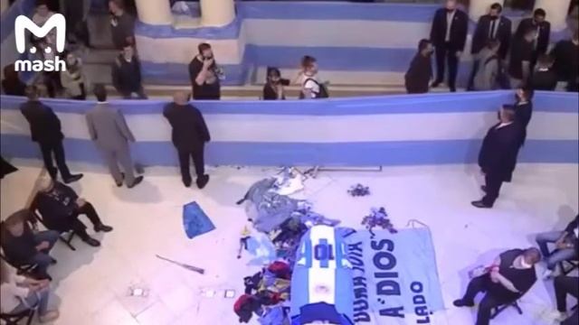 В столице Аргентины прощаются с Марадоной. смотреть онлайн