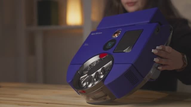 Невероятно мощный робот-пылесос от легендарного бренда – Dyson 360 Vis Nav смотреть онлайн