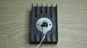 Стабилизатор тока на одном транзисторе.