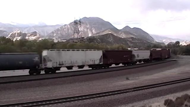 BNSF Manifest with SD40-2 at Cajon jct. Cajon Pass - 11/19/11 смотреть онлайн