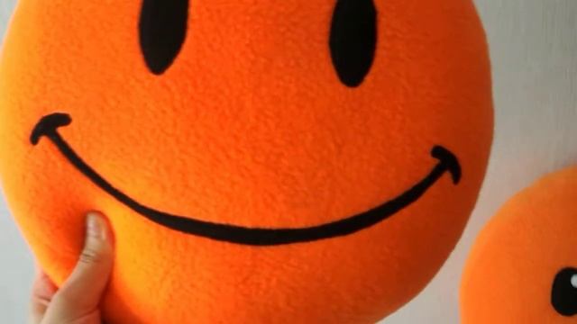 LIVE Smiley Face orange pillow & neon orange смотреть онлайн