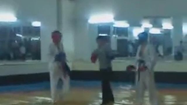Кикер(в красном шлеме) против рукопашника смотреть онлайн