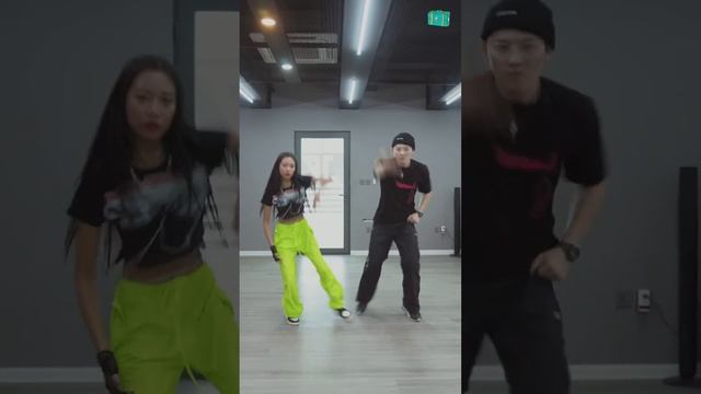 TAEYANG - Shoong ! ( Feat. Lisa) Dance Cover by YYT & Cinnamon смотреть онлайн