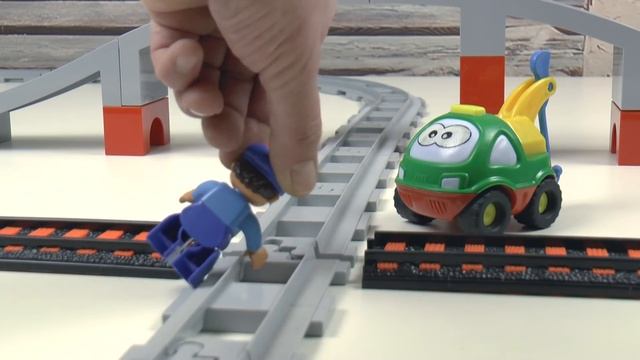 Игрушечные поезда - для детей смотреть онлайн