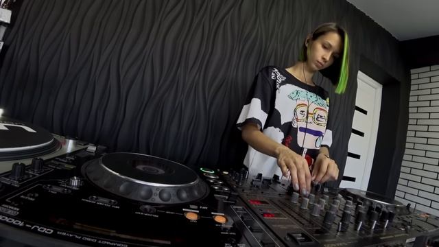 Miss Monique - MiMo Weekly Podcast #2 смотреть онлайн