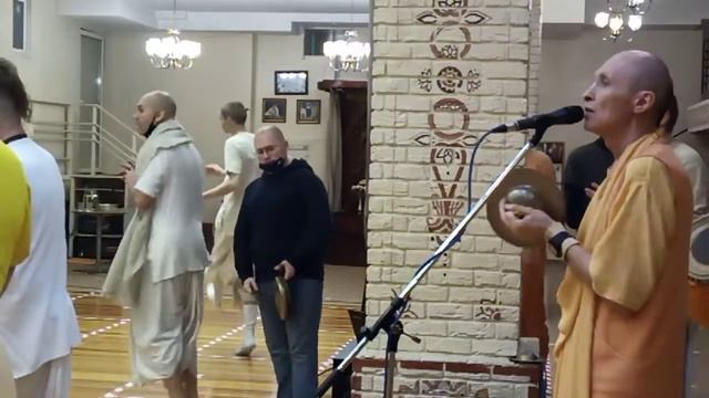 Гуру-пуджа в храме Их Светлостей Шри Шри Даял-Нитай Шачисуты смотреть онлайн