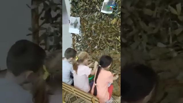 Детсадовцы плетут маскировочные костюмы для российской армии смотреть онлайн