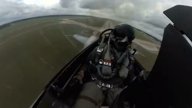 The pilot of the F 16, John Waters showed what overload experiences during takeoff смотреть онлайн