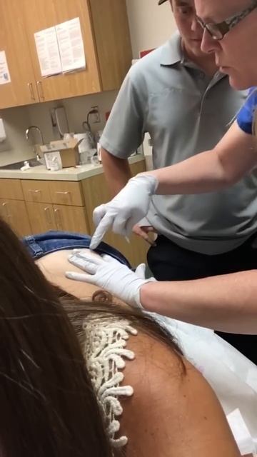 Brady Learning to Give me Progesterone Shots смотреть онлайн